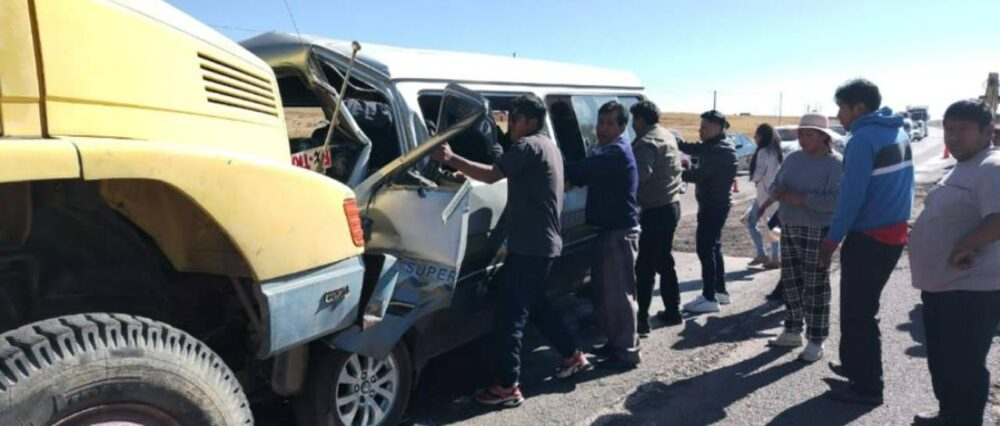 La Paz: Minibús atropella y mata a un obrero vial, luego choca contra una volqueta y deja 12 heridos, reporta la Policía