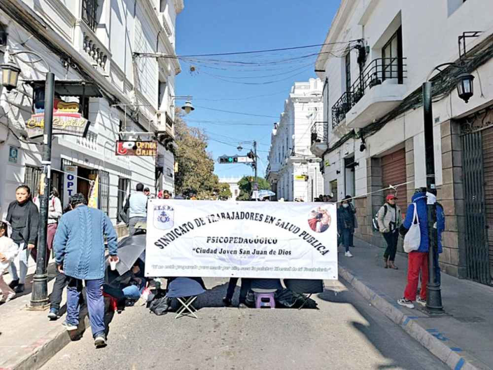 Salud va al tercer día de protesta continua
