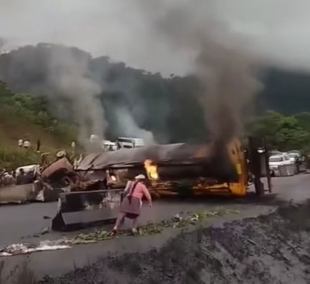 Camión cisterna sufre accidente, se incendia y el conductor pierde la vida calcinado en El Sillar