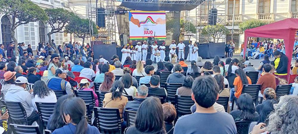 Colombia celebra su independencia en la capital de Bolivia