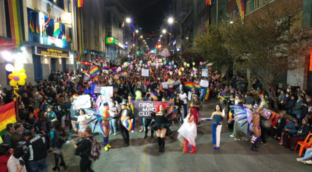 La Paz y El Alto se llenan de color y orgullo en masivas marchas por la diversidad sexual