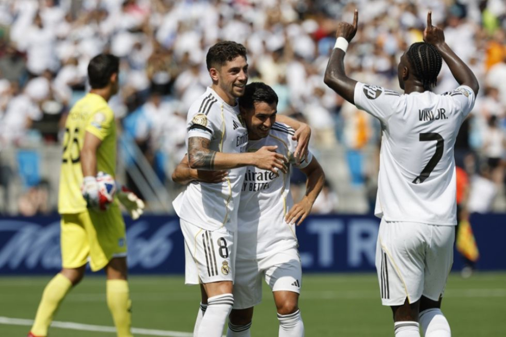 El Real Madrid vence a Pachuca con diez jugadores casi todo el partido