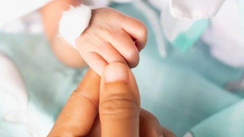 Hallan un neonato con cordón y placenta dentro de un basurero