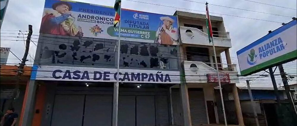 Enfrentamientos en Yapacaní: Casa de campaña de Andrónico terminó con los vidrios destruidos