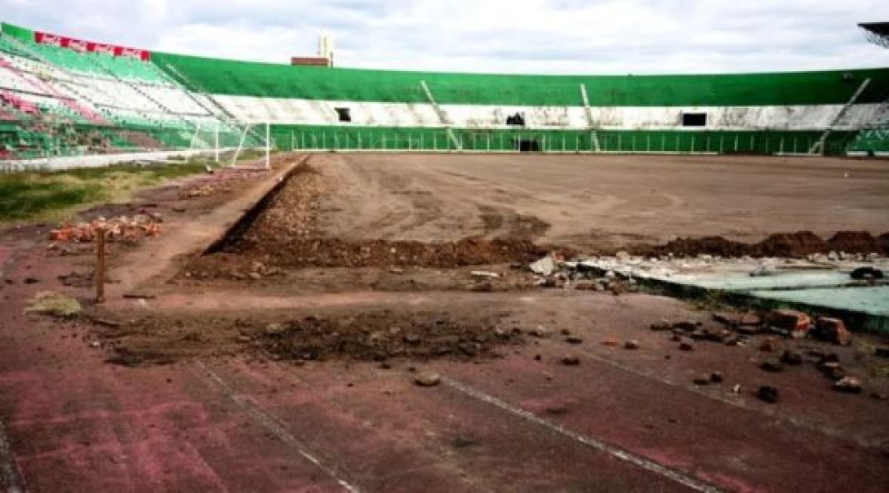 En el estadio Tahuichi Aguilera se trabaja en la renovación completa del campo de juego