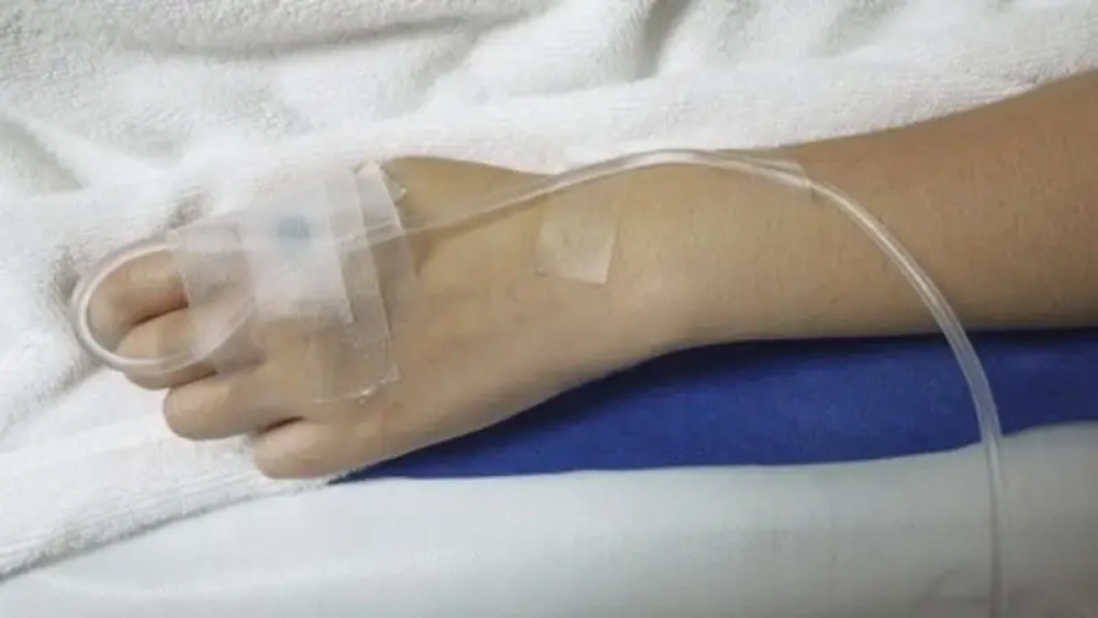 Santa Cruz: Un hombre le cortó el cuello a su esposa por ir a una fiesta, la mujer sobrevivió