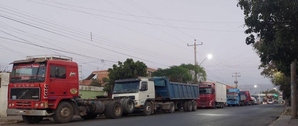 “Pasamos días en la fila sin servicios básicos”: Persisten los problemas de abastecimiento de combustible