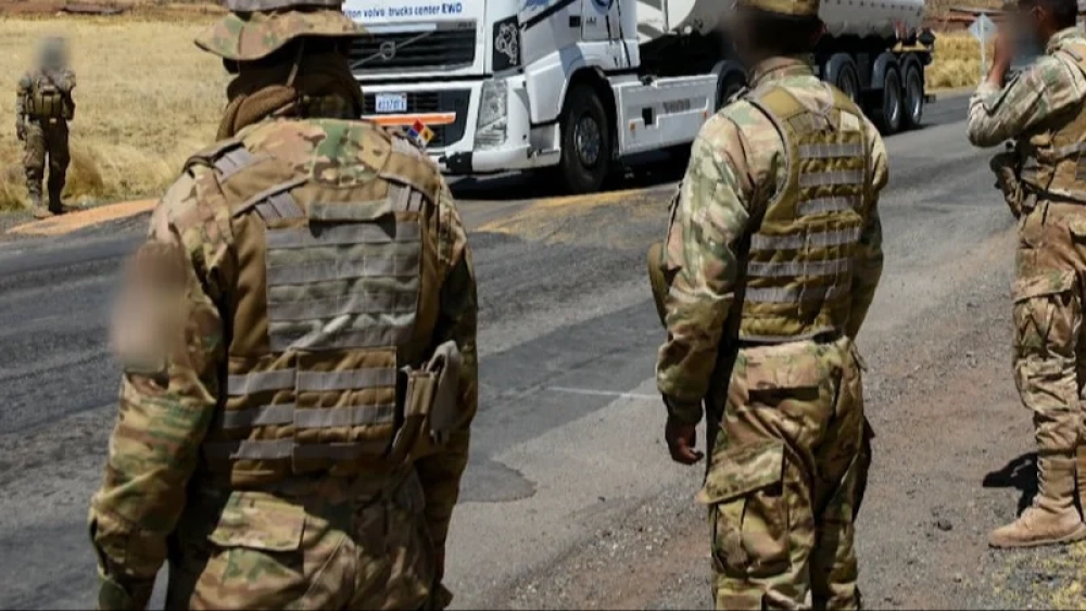 Cobraban para hacer pasar camiones con contrabando; cinco militares fueron aprehendidos en Oruro