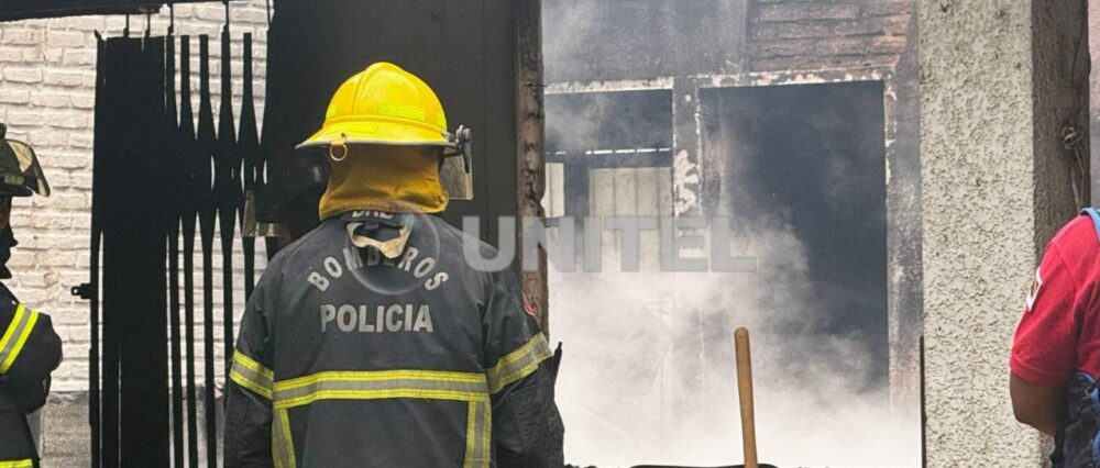 Santa Cruz: Equipo de rayos X y otros insumos médicos quedan calcinados por incendio que consumió un depósito
