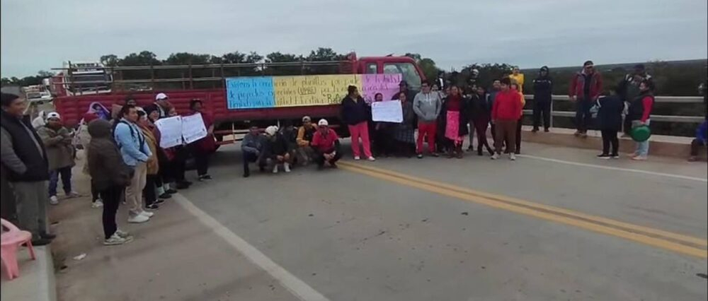 Pobladores bloquean la ruta Santa Cruz – Argentina para exigir el pago de una obra