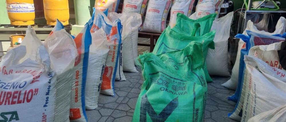 Oruro: Dos serenos roban 25 quintales de arroz, azúcar y fideo de una tienda que cuidaban
