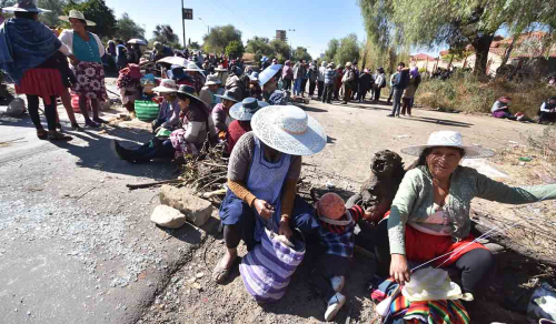 Protestas en Sacaba: Vecinos instalan bloqueos para exigir abrogación de una ley municipal y asfalto de una avenida